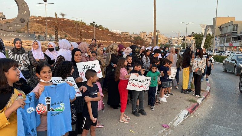 فيديو: مشاركة واسعة من اهالي وطلاب في الوقفة التنديدية ضد عنف الشرطة ويؤكدون : طلابنا ومدارسنا خط احمر ... مع غياب نواب البرلمان القسماويين ...